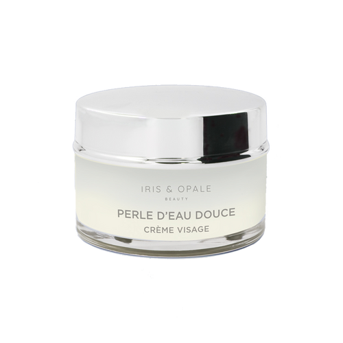 texture de creme perle d'eau douce sur fond blanc